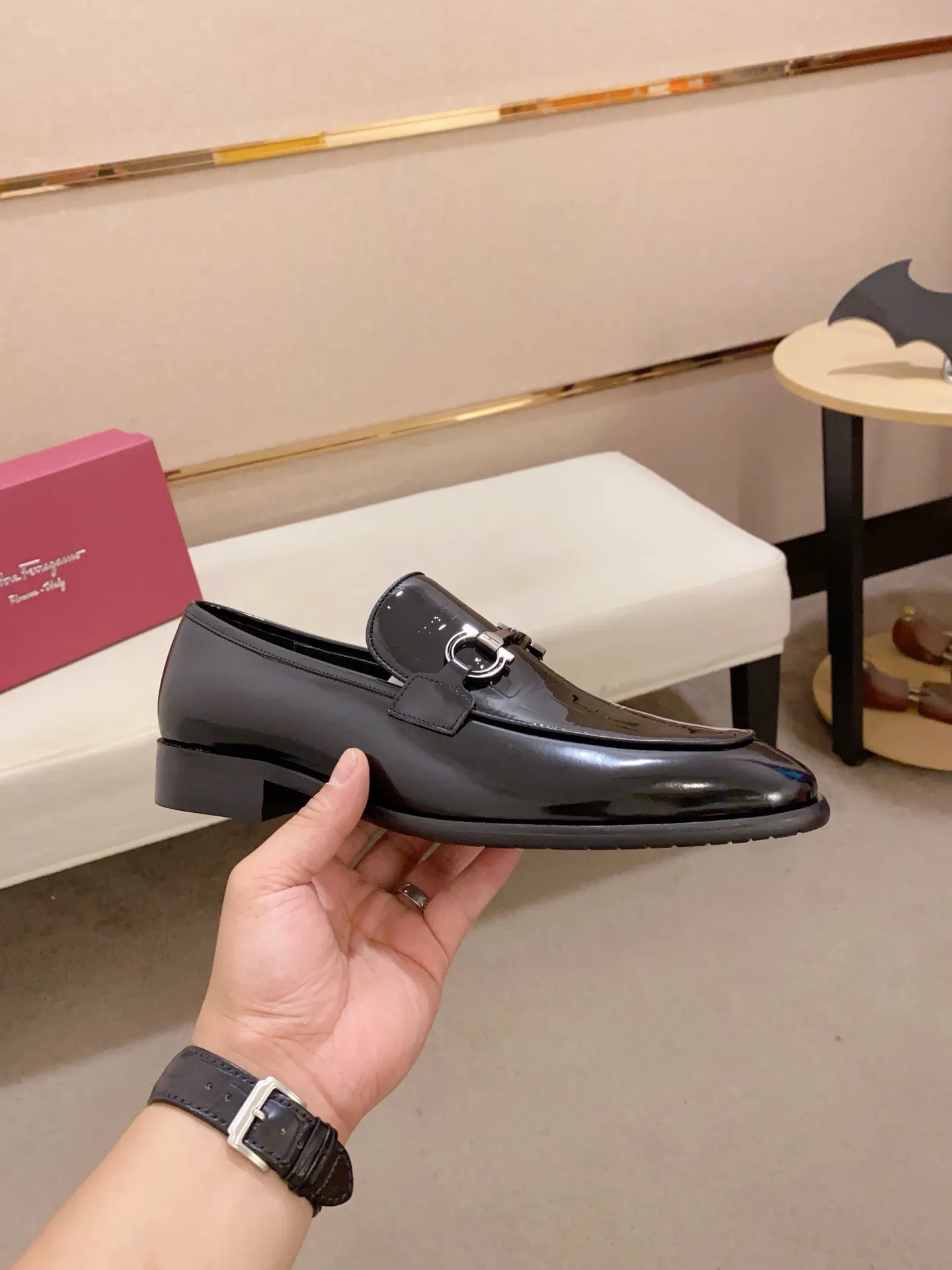 Men's shoes💰: 520💰 High version Ferragamo quality! 🆕🆕Exclusive hot-selling products in stock🔥🔥New products on the shelves, high-quality shoes, high-end driving shoes, with complete packaging! 💪 💪 Material: imported patented cowhide 🐂 + imported high-quality water-dyed cowhide lining + wear-resistant outsole 👍🏻👍🏻 Features: high-end and comfortable, purely handmade 🚀 🚀 Create the perfect shoes that suit you best 🔥 🔥 Size: (38-44) Can be customized 45 non-returnable!